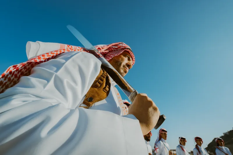 أداء شعبي تحت سماء زرقاء