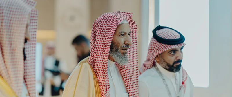 ضيوف بالشماغ في فعالية