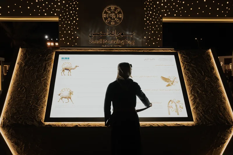 شخص أمام شاشة عرض في فعالية