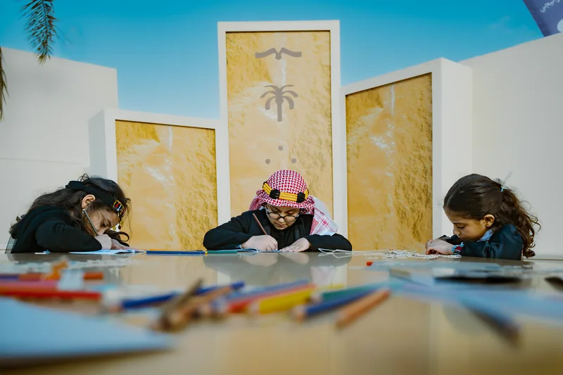أطفال يرسمون في فعالية تراثية