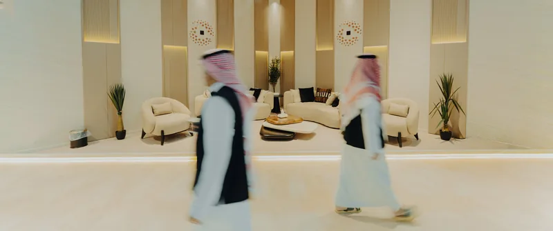 زوار يعبرون صالة استقبال