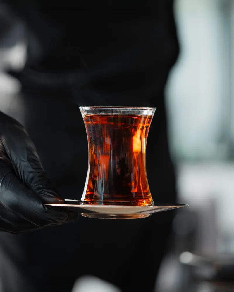 كوب شاي في إضاءة دافئة